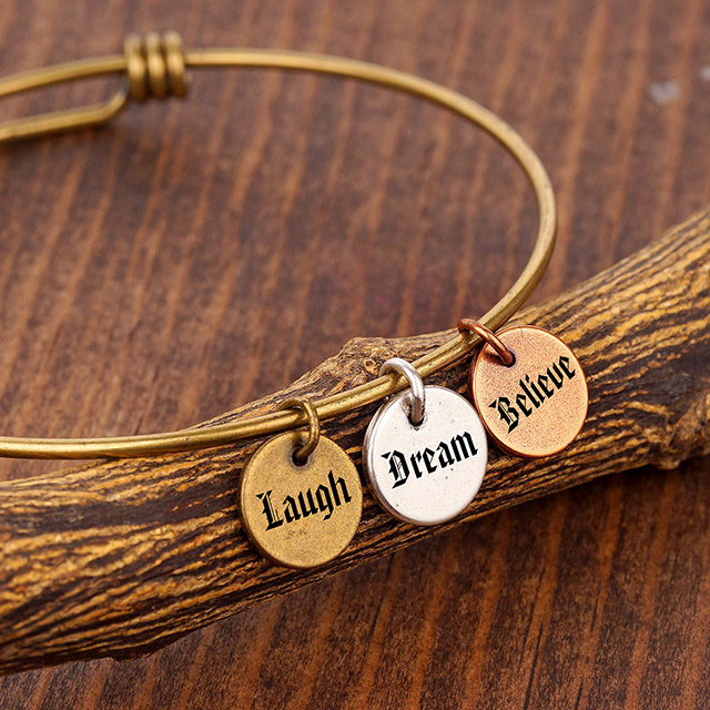 Inspirierendes, individuelles Charm-Armband für Frauen, gravierter, erweiterbarer Draht-Armreif, Scheiben-Charm-Armbänder, motivierende, personalisierte Geschenke für Sie